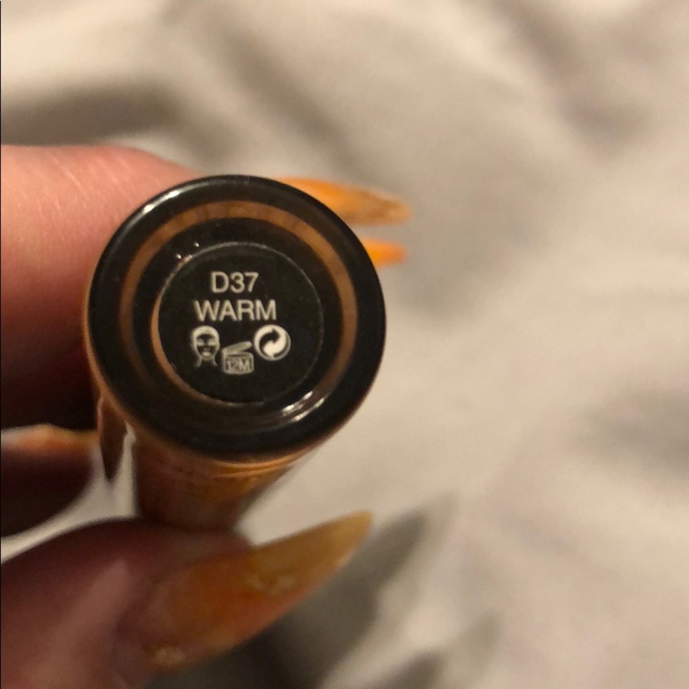 Kat Von D Deep 37 Lock It Concealer - Picture 2 of 2